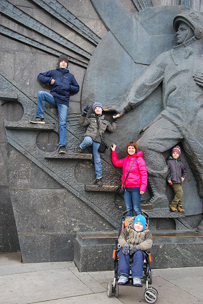 Партнеры программы социальной ответственности организовали поездку в Музей космонавтики для семьи Артема Комарова