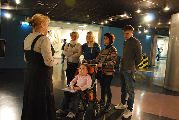 Партнеры программы социальной ответственности организовали поездку в Музей космонавтики для семьи Артема Комарова